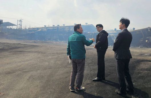 [서울=뉴시스] = 한동훈 전 국민의힘 대표가 29일 산불 피해를 입은 경북 지역을 찾아 관계자로부터 보고를 받고 있다. (사진= 한동훈 전 대표측 제공) 2025.03.29. photo@newsis.com *재판매 및 DB 금지