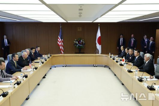 [도쿄=AP/뉴시스]지난 30일 일본 도쿄 방위성에서 피트 헤그세스(왼쪽) 미국 국방장관과 나카타니 겐 일본 방위상이 회담하고 있다. 2025.03.31.