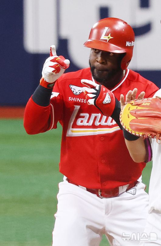 [서울=뉴시스] 박주성 기자 = 30일 오후 서울 구로구 고척스카이돔에서 열린 프로야구 2025 KBO리그 SSG 랜더스 대 키움 히어로즈의 경기, 1회초 원아웃 주자 2루에서 SSG 에레디아가 1타점 적시타를 친 후 세리머니를 하고 있다. 2025.03.30. park7691@newsis.com