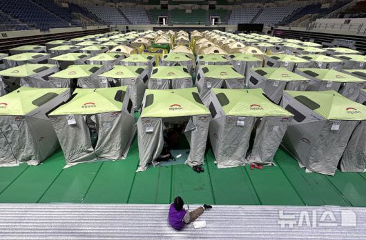 [안동=뉴시스] 이무열 기자 = 경북 안동시 안동체육관에 마련된 산불 대피소에서 이재민들이 휴식을 취하고 있다. 2025.03.30. lmy@newsis.com