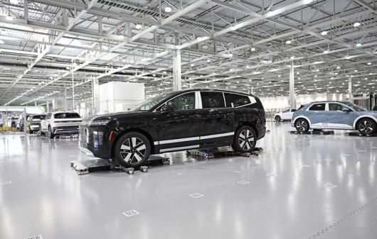 [엘라벨(미 조지아)=뉴시스] 현대차그룹 메타플랜트 아메리카(HMGMA) 의장 공장에서 완성된 차량들이 무인 주차 로봇에 실려 이동하는 모습. (사진=현대차그룹 제공) 2025.03.30 photo@newsis.com *재판매 및 DB 금지