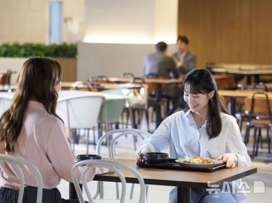 [서울=뉴시스] 2일 식품의약품안전처가 발간한 '2025 건강 위해가능 영양성분 섭취 실태 분석 보고서'에 따르면 성별에 따른 나트륨 섭취량, 주요 섭취 음식 등이 달랐다. 사진은 지난 3월 CJ프레시웨이가 삼삼한 데이 맞아 저염 식단을 선보인 모습. (사진=프레시웨이 제공. 기사와 직접 관련이 없습니다.)