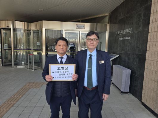 윤석열 대통령 탄핵 심판 선고가 미뤄지는 가운데 시민단체가 헌법재판관 3인을 직권남용 등 혐의로 고발했다. 사진은 기자회견을 개최한 김한메 사세행 대표와 이병철 변호사. (사진=뉴시스) *재판매 및 DB 금지