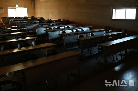 [광주=뉴시스] 이영주 기자 = 지난 3월 31일 오전 광주 동구 전남대 의대 한 강의실이 텅 비어있는 모습.  2025.03.31. leeyj2578@newsis.com