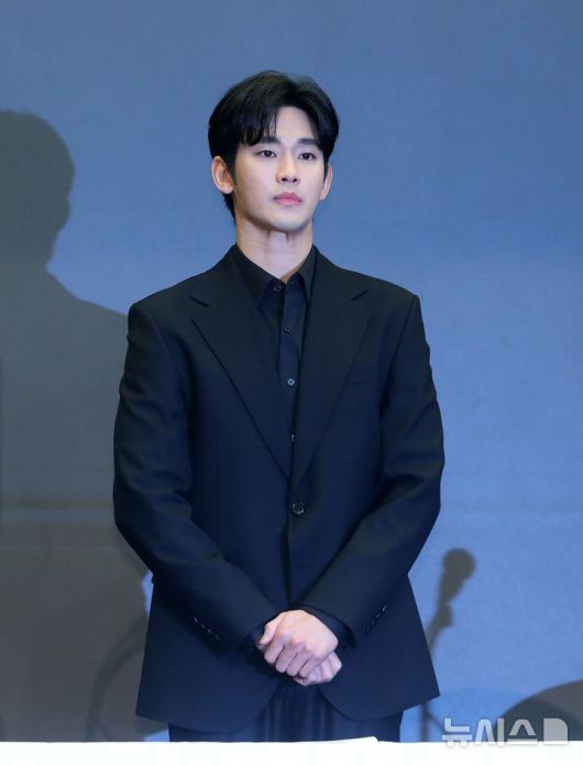 [서울=뉴시스] 김혜진 기자 = 배우 김수현이 31일 오후 서울 마포구 스탠포드호텔에서 기자회견에서 인사하고 있다.. 2025.03.31. jini@newsis.com
