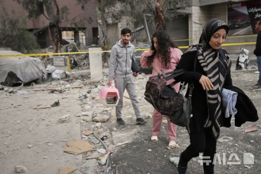 [다히예=AP/뉴시스] 1일(현지 시간) 레바논 베이루트 남부 다히예에서 이스라엘의 표적 공습을 받은 아파트 주민들이 짐을 챙겨 집을 떠나고 있다. 2025.04.02.