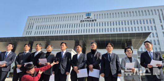 [전주=뉴시스] 김얼 기자 = 더불어민주당 전정권정치탄압대책위원회 관계자들이 지난 4월1일 전북 전주시 전주지방검찰청을 항의방문해 문재인 전 대통령의 정치 탄압 수사 중단을 요구 기자회견을 열고 질의에 답변하고 있다. 2025.04.01. pmkeul@newsis.com