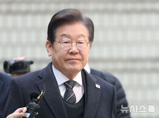 [서울=뉴시스] 김진아 기자 = 이재명 더불어민주당 대표가 1일 서울 서초구 서울중앙지방법원에서 열린 대장동 배임 및 성남FC 뇌물 의혹 공판에 출석하고 있다. 2025.04.01. bluesoda@newsis.com