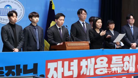 [서울=뉴시스] 조성봉 기자= 김상지 더불어민주당 전국대학생위원회 전략기획국원이 1일 오후 서울 여의도 국회 소통관에서 열린 민주당 전국청년위원회·대학생위원회 '심우정 검찰총장 자녀 채용 특혜 의혹 수사 촉구 기자회견'에서 발언하고 있다.?2025.04.01.?suncho21@newsis.com