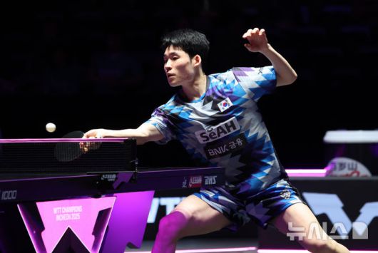 [인천=뉴시스] 전진환 기자 = 1일 인천 중구 인스파이어 아레나에서 열린 WTT(월드테이블테니스) 챔피언스 인천 2025 대회 32강 경기에서 장우진(대한민국)이 가오청루이(대만)를 상대로 경기를 펼치고 있다. 2025.04.01. amin2@newsis.com