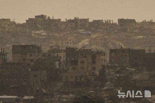 [이스라엘 남부=AP/뉴시스] 1일(현지 시간) 이스라엘 남부에서 바라본 가자지구 북부에서 이스라엘군 공격으로 건물이 무너진 모습. 이스라엘 카츠 이스라엘 국방장관은 2일 가자에서 군사 작전 확대를 명령했다. 2025.04.02.