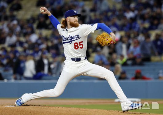 [로스앤젤레스=AP/뉴시스] LA 다저스의 더스틴 메이가 2일(한국 시간) 미국 캘리포니아주 로스앤젤레스의 다저스타디움에서 벌어진 2025 메이저리그(MLB) 정규시즌 애틀랜타 브레이브스와의 경기에 선발 등판, 역투하고 있다. 2025.04.02