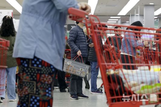 [서울=뉴시스] 최동준 기자 = 소비자물가상승률이 3개월 연속 2%대를 기록한 2일 서울 시내 대형마트에서 시민들이 장을 보고 있다. 2025.04.02. photocdj@newsis.com