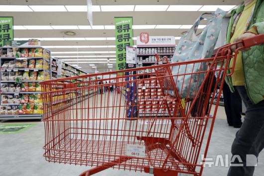 [서울=뉴시스] 최동준 기자 = 소비자물가상승률이 3개월 연속 2%대를 기록한 2일 서울 시내 대형마트에서 시민들이 장을 보고 있다.2025.04.02. photocdj@newsis.com