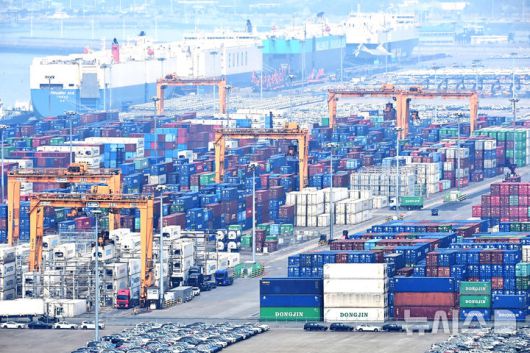 [평택=뉴시스] 김종택 기자 = 2일 경기도 평택시 포승읍 평택항 수출 야적장에 컨테이너들이 쌓여 있다. 2025.04.02. jtk@newsis.com