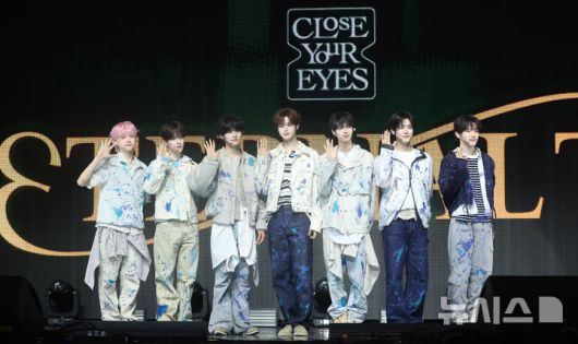 [서울=뉴시스] 김혜진 기자 = 그룹 클로즈 유어 아이즈가 2일 오후 서울 광진구 예스24라이브홀에서 열린 첫 번째 미니 앨범 '이터널티'(ETERNALT) 발매 기념 쇼케이스에서 포즈를 취하고 있다.클로즈 유어 아이즈는 JTBC 오디션 프로그램 '프로젝트 7'을 통해 결성된 그룹이다. 타이틀곡은 '내 안의 모든 시와 소설은'으로, 영감을 주는 상대방에 대한 마음을 표현한 서정적인 가사가 돋보이는 2000년대 레트로 알앤비(R&B)풍의 곡이다. 2025.04.02. jini@newsis.com