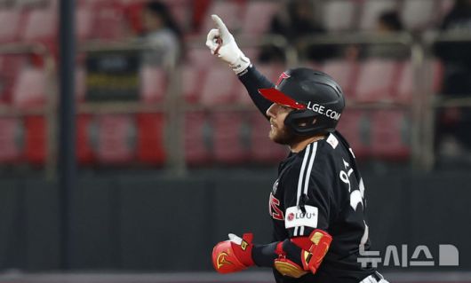 [수원=뉴시스] 추상철 기자 = 지난 2일 오후 경기 수원 케이티위즈파크에서 열린 2025 KBO리그 LG트윈스와 kt 위즈의 경기, 3회초 2아웃 주자 없는 상황에서 LG 오스틴이 홈런을 때린 후 기뻐하고 있다. 2025.04.02. scchoo@newsis.com