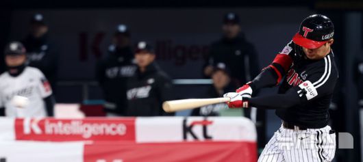 [수원=뉴시스] 추상철 기자 = 지난 2일 오후 경기 수원 케이티위즈파크에서 열린 2025 KBO리그 LG트윈스와 kt 위즈의 경기, 5회초 1아웃 주자 만루 상황에서 LG 오지환이 2타점 적시타를 때리고 있다. 2025.04.02. scchoo@newsis.com