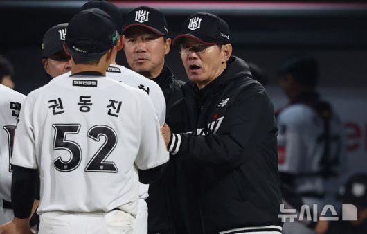 [수원=뉴시스] 추상철 기자 = 2일 오후 경기 수원 케이티위즈파크에서 열린 2025 KBO리그 LG트윈스와 kt 위즈의 경기, 9대5 승리를 거둔 kt 이강철 감독이 선수들을 격려하고 있다. 2025.04.02. scchoo@newsis.com