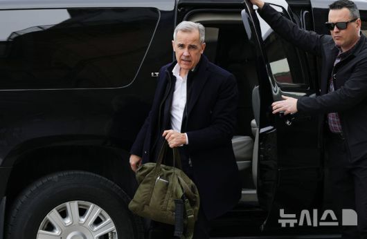 [오타와=AP/뉴시스] 마크 카니 캐나다 총리가 2일(현지 시간) 캐나다 오타와 총리실과 내각회의실로 향하고 있다. 2025.04.03.