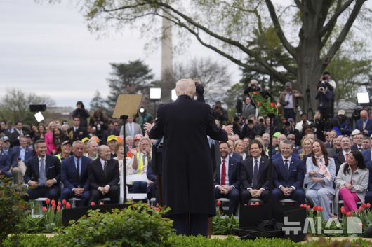 [워싱턴=AP/뉴시스]도널드 트럼프 미국 대통령이 지난 2일(현지 시각) 백악관 경내 로즈가든에서 '미국을 다시 부유하게'라는 행사를 열고 국가별 상호관세 부과를 발표했다. 트럼프 정책은 관세 압박으로 달러 가치를 평가 절하하는 것이 목표라는 지적이 제기됐다. 2025.4.8.