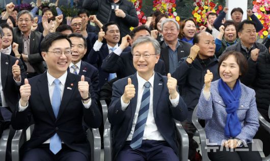 [서울=뉴시스] 김선웅 기자 = 구로구청장 보궐선거에 출마한 장인홍 더불어민주당 후보가 2일 서울 구로구 소재 선거캠프에서 당선이 확실시 되자 기뻐하고 있다. 2025.04.02. mangusta@newsis.com