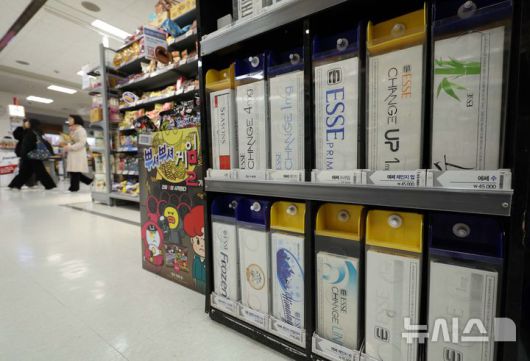 [서울=뉴시스] 고범준 기자 = 대형마트에서 각종 담배들이 판매되고 있다.  2025.04.03. bjko@newsis.com