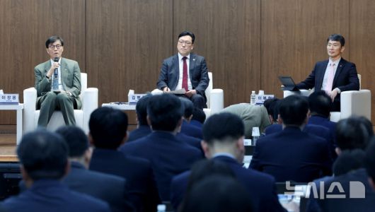 [서울=뉴시스] 김진아 기자 = 이창용 한국은행 총재가 3일 서울 중구 은행회관에서 열린 한국은행-한국금융연구원 공동 정책 컨퍼런스 '부동산 신용집중: 현황, 문제점 그리고 개선방안' 특별대담에서 발언하고 있다. 왼쪽부터 이 총재, 김병환 금융위원장, 이복현 금융감독원장. 2025.04.03. bluesoda@newsis.com