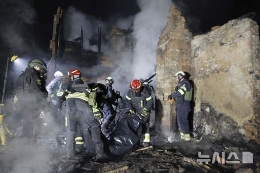 [하르키우(우크라이나)=AP/뉴시스]우크라이나 하르키우에서 3일 구조대원들이 러시아군의 드론 공격으로 숨진 주민의 시신을 수습하고 있다. 영국과 프랑스는 4일 블라디미르 푸틴 러시아 대통령이 우크라이나에서의 전투를 중단시키기 위한 휴전 협상을 질질 끌고 있다고 비난하면서 푸틴은 미국에 즉각 답변을 해야 한다고 주장, 러시아에 대한 압력을 강화했다. 2025.04.08.