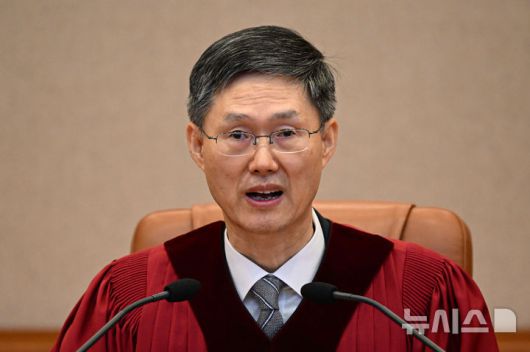 [서울=뉴시스] 사진공동취재단 = 문형배 헌법재판소장 직무대행이 4일 오전 서울 종로구 헌법재판소 대심판정에서 윤석열 대통령 탄핵심판 인용 결정문을 낭독하고 있다. 2025.04.04. photo@newsis.com