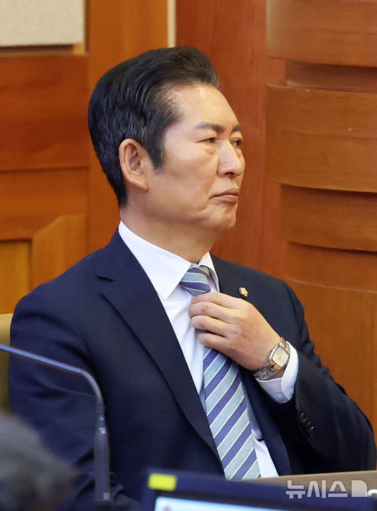 [서울=뉴시스] 사진공동취재단 = 정청래 국회 탄핵소추위원장이 4일 오전 서울 종로구 헌법재판소 대심판정에서 열린 윤석열 대통령 탄핵심판 선고 기일에 참석해 결정문을 듣고 있다. 2025.04.04. photo@newsis.com