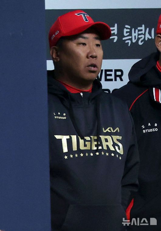 [서울=뉴시스] 홍효식 기자 = 4일 서울 송파구 잠실야구장에서 열린 2025 KBO리그 KIA 타이거즈와 LG 트윈스의 경기, 이범호 KIA 감독이 경기를 지켜보고 있다. 2025.04.04. yesphoto@newsis.com