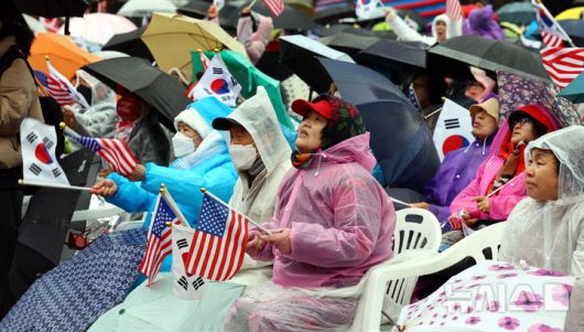 [서울=뉴시스] 박주성 기자 = 헌법재판소가 윤석열 대통령의 파면을 선고한 가운데 5일 서울 종로구 동화면세점 앞에서 윤석열 전 대통령 지지자들과 자유통일당 등 보수단체 회원들이 탄핵 무효를 촉구하며 구호를 외치고 있다. 2025.04.05. park7691@newsis.com