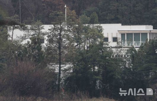 [서울=뉴시스] 김근수 기자 = 헌법재판소의 윤석열 전 대통령에 대한 파면 선고가 하루 지난 5일 서울 용산구 대통령 관저가 적막한 모습을 보이고 있다. 2025.04.05. ks@newsis.com