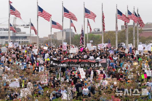 [워싱턴=AP/뉴시스] 5일(현지 시간) 미국 워싱턴 워싱턴기념비 앞에서 도널드 트럼프 대통령과 일론 머스크 정부효율부 수장에 반대하는 '핸즈 오프!'(Hands Off!) 집회가 열려 참가자들이 구호를 외치고 있다. 이날 미국 전역에서 손을 떼라는 의미의 '핸즈 오프' 시위와 행진이 열려 시민권 단체, 노동조합, 성소수자 권익 옹호 단체와 참전용사 단체 등이 참여했다. 2025.04.06.