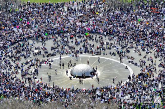 [시애틀=AP/뉴시스] 5일(현지 시간) 미 워싱턴주 시애틀에서 도널드 트럼프 대통령과 일론 머스크 정부효율부 수장에 반대하는 '핸즈 오프!'(Hands Off!) 집회가 열려 참가자들이 모이고 있다. 이날 미국 전역에서 손을 떼라는 의미의 '핸즈 오프' 시위와 행진이 열려 민권 단체, 노동조합, 성소수자 권익 옹호 단체와 참전용사 단체 등이 참여했다. 2025.04.06.