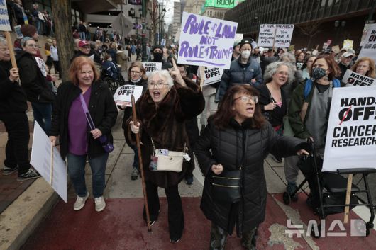 [필라델피아=AP/뉴시스] 5일(현지 시간) 미 펜실베이니아주 필라델피아에서 도널드 트럼프 대통령과 일론 머스크 정부효율부 수장에 반대하는 '핸즈 오프!'(Hands Off!) 집회가 열려 참가자들이 구호를 외치며 행진하고 있다. 이날 미국 전역에서 손을 떼라는 의미의 '핸즈 오프' 시위와 행진이 열려 민권 단체, 노동조합, 성소수자 권익 옹호 단체와 참전용사 단체 등이 참여했다. 2025.04.06.