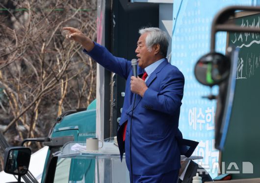 [서울=뉴시스] 김명원 기자 = 전광훈 사랑제일교회 목사가 6일 오전 서울 종로구 세종대로 동화면세점~코리아나호텔 앞 편도 전 차로에서 열린 사랑제일교회의 전국 주일 연합 예배를 진행되고 있다. 2025.04.06. kmx1105@newsis.com