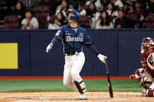 [서울=뉴시스] 프로야구 NC 다이노스 박건우가 지난 5일 고척스카이돔에서 열린 2025 신한 쏠뱅크 KBO리그 키움 히어로즈와의 경기에서 안타를 치고 있다. (사진=NC 다이노스 제공) 2025.04.05.  *재판매 및 DB 금지