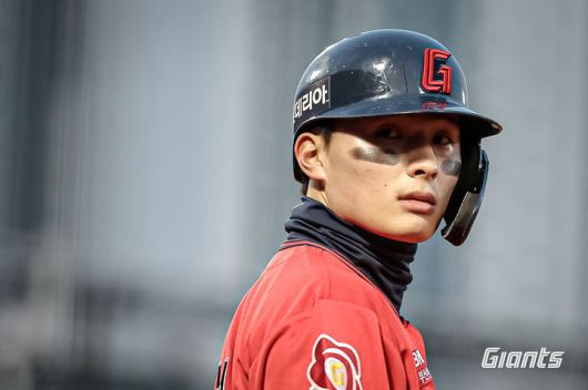 [서울=뉴시스] 프로야구 롯데 자이언츠 윤동희가 지난 4일 부산 사직구장에서 열린 2025 신한 쏠뱅크 KBO리그 두산 베어스와의 경기에서 타석에 들어서고 있다. (사진=롯데 자이언츠 제공) 2025.04.04. *재판매 및 DB 금지