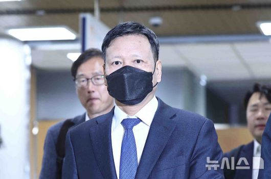 [서울=뉴시스] 김근수 기자 = 구영배 큐텐그룹 대표가 지난 4월 8일 티메프 미정산 사태 초래 혐의로 서울 서초구 서울중앙지방법원에서 열린 1차 공판에 출석하고 있다. 2025.06.20. ks@newsis.com