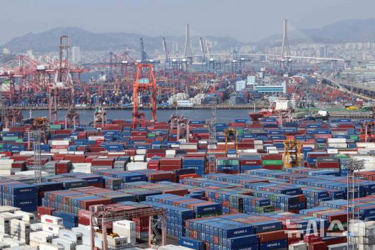 [부산=뉴시스] 하경민 기자 = 도널드 트럼프 미국 행정부의 전 세계 대상 상호관세가 발효된 9일 부산 남구 신선대(사진 아래) 및 감만(위) 부두 야적장에 수출입 컨테이너가 쌓여 있다. 2025.04.09. yulnetphoto@newsis.com