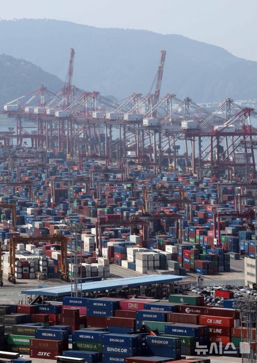 [부산=뉴시스] 하경민 기자 = 도널드 트럼프 미국 행정부의 전 세계 대상 상호관세가 발효된 9일 부산 남구 신선대부두 야적장에 수출입 컨테이너가 쌓여 있다. 2025.04.09. yulnetphoto@newsis.com