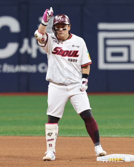 [서울=뉴시스] 추상철 기자 = 9일 오후 서울 구로구 고척스카이돔에서 열린 '2025 KBO리그' LG트윈스와 키움히어로즈의 경기, 6회말 노아웃 주자 1루 상황에서 키움 최주환이 2루타를 때린 후 더그아웃을 향해 엄지를 치켜 세우고 있다. 2025.04.09. scchoo@newsis.com