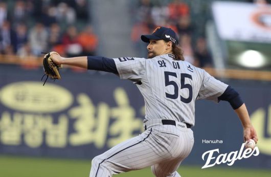 [서울=뉴시스] 프로야구 한화 이글스 라이언 와이스가 지난 10일 잠실구장에서 열린 2025 신한 쏠뱅크 KBO리그 두산 베어스와의 경기에 선발 등판해 투구하고 있다. (사진=한화 이글스 제공) 2025.04.10. *재판매 및 DB 금지