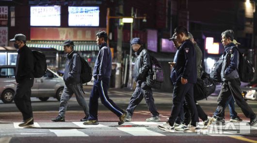 [서울=뉴시스] 김근수 기자 = 10일 새벽 서울 구로구 남구로역 인근 인력시장에서 건설 일용직 노동자들이 일자리를 구하기 위해 이동하고 있다. 2025.04.10. ks@newsis.com