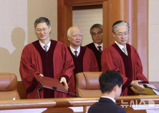 [서울=뉴시스] 이영환 기자 = 문형배 헌법재판소장 권한대행과 헌법재판관들이 10일 오후 서울 종로구 헌법재판소 대심판정에서 열린 4월 심판사건 선고에 참석하고 있다.  왼쪽부터 문 권한대행, 정형식, 조한창, 김형두 헌법재판관.이날 헌법재판소 4월 심판사건 선고에서는 구 학교용지확보 등에 관한 특례법 5조 제1항 단서 위헌제청, 박성재 법무부 장관 탄핵, 국회의원과 국회의장 간의 권한쟁의 등에 대한 선고가 이뤄진다. (공동취재) 2025.04.10. photo@newsis.com