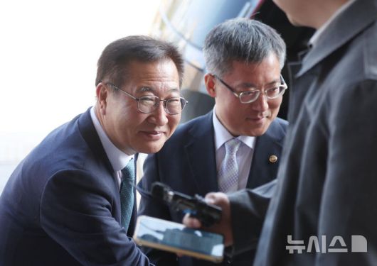 [과천=뉴시스] 김선웅 기자 = 탄핵소추안이 기각돼 직무에 복귀한 박성재 법무부 장관이 10일 경기 과천시 정부과천청사 법무부로 출근하고 있다. 2025.04.10. mangusta@newsis.com