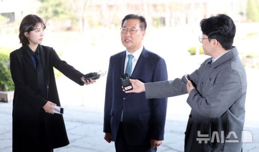 [과천=뉴시스] 김선웅 기자 = 탄핵안이 기각돼 직무에 복귀한 박성재 법무부장관이 10일 경기 과천시 정부과천청사 법무부로 출근하며 취채진과 만나 입장을 말하고 있다. 2025.04.10. mangusta@newsis.com