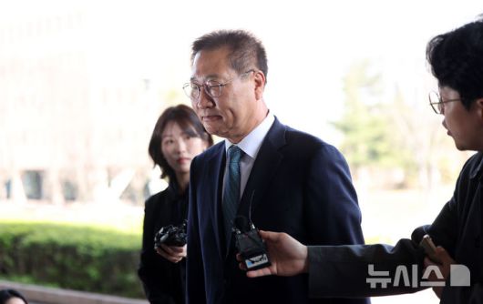 [과천=뉴시스] 김선웅 기자 = 탄핵안이 기각돼 직무에 복귀한 박성재 법무부장관이 10일 경기 과천시 정부과천청사 법무부로 출근하며 취채진과 만나 입장을 말하고 있다. 2025.04.10. mangusta@newsis.com